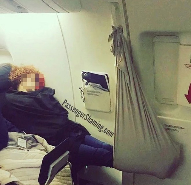 Hành khách dùng chăn làm võng ngủ trên máy bay gây tranh cãi - Ảnh 1.