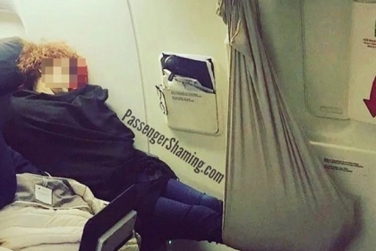 Hành khách dùng chăn làm võng ngủ trên máy bay gây tranh cãi