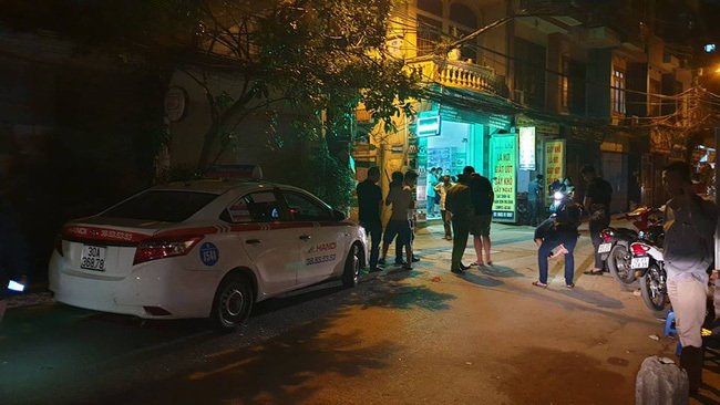 Tài xế taxi bị bắn, chèn qua người ở Hà Nội: Đạn vẫn găm bên hông