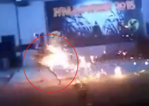 Nữ sinh gặp nạn bị lửa bùng cháy (vòng tròn đỏ). Ảnh: Cắt từ video.