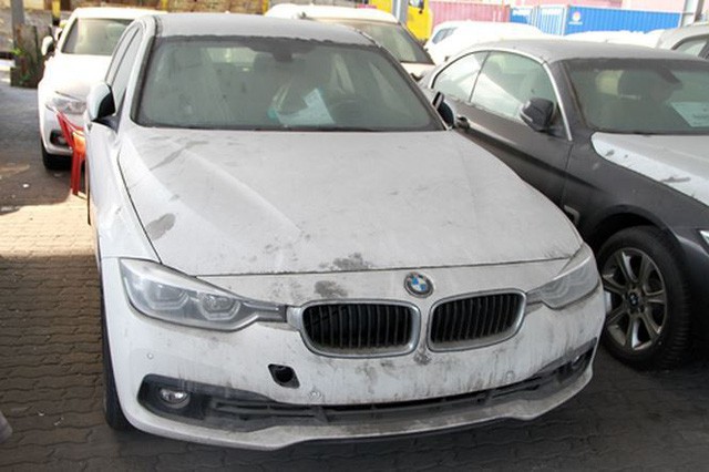  BMW nhập lậu của Euro Auto phơi nắng, cáu bẩn tại cảng của Việt Nam 
