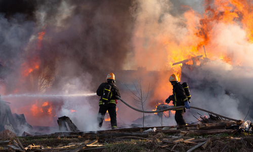 Lực lượng chữa cháy dập lửa sau đám cháy nhà máy ở Hàn Quốc. Ảnh: Yonhap.