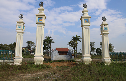 Cổng chính vào khu nhà tưởng niệm ngổn ngang đất đá. Ảnh: Nguyễn Hải.