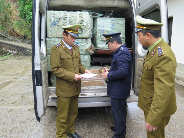  Lực lượng chức năng tỉnh Lạng Sơn kiểm tra xe chở hàng hóa ở khu vực cửa khẩu. Ảnh: H.T 