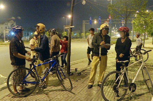 CSGT dừng nhiều xe đạp lại để nhắc nhở. Ảnh: Sơn Hoà.
