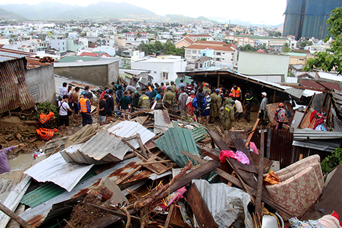Nhà cửa người dân ở Nha Trang đổ sập, tan hoang sau sạt lở hôm 18/11. Ảnh: An Phước