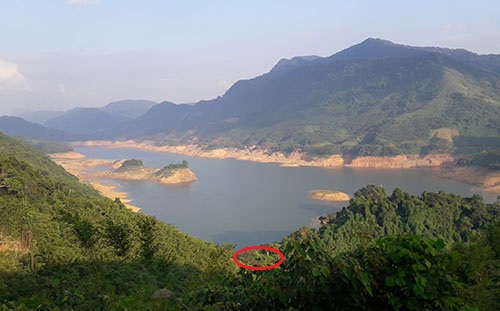 Làng Zlao nằm khuất giữa núi rừng, hướng ra lòng hồ thủy điện A Vương đẹp như tranh vẽ nhưng không đường, điện, trường và mặt bằng. Ảnh: Đắc Thành.