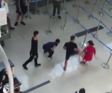 Ba thanh niên hành hung nữ nhân viên ở sân bay Thọ Xuân