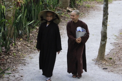 Phật tử về chùa Từ Hiếu mong gặp thầy Thích Nhất Hạnh