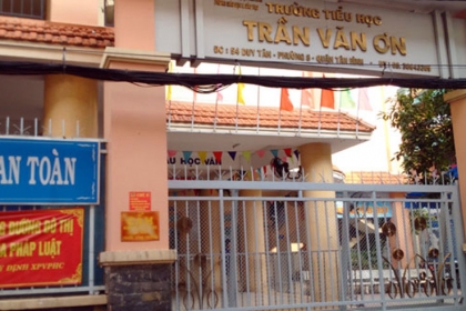Cô giáo ở Sài Gòn phạt học trò tự tát bị khiển trách