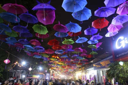 Độc đáo phố đi bộ treo hàng nghìn chiếc ô ở làng lụa Hà Đông