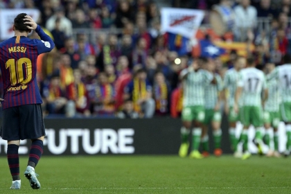 Messi tái xuất ấn tượng, Barca vẫn thua thảm Betis