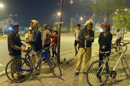 CSGT TP HCM xử lý hàng loạt người đi xe đạp vào làn ôtô