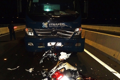 Xe máy ngược chiều đâm ôtô trên cầu Cao Lãnh, hai nữ sinh tử vong