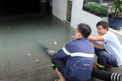 Hàng loạt hầm tòa nhà, chung cư ở Sài Gòn ngập nước