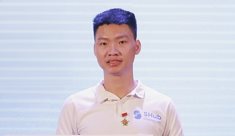 Nguyễn Đăng An đại diện nhóm nhận giải thưởng 100 triệu của chương trình Tri thức trẻ vì giáo dục 2019. Ảnh: Thanh Hằng