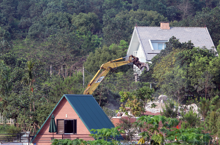 Huyện Sóc Sơn đã tổ chức cưỡng chế một số công trình vi phạm trên đất rừng. Ảnh: Võ Hải.
