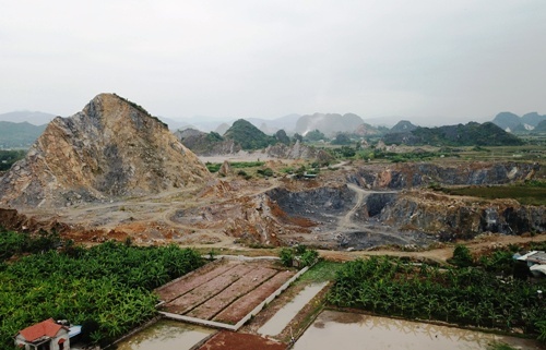 Khai trường khai thác đá âm của Công ty cổ phần xi măng Tân Phú Xuân cách nhà dân khoảng 70m, tại xã Liên Khê, huyện Thủy Nguyên (Hải Phòng) đã ra vụ tai nạn lao động khiến 2 công nhân bị đá rơi trúng đầu thương vong. Ảnh: Giang Chinh