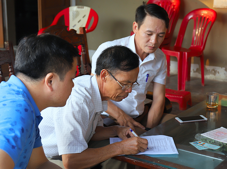 Một gia đình ở xã Thiên Lộc (huyện Can Lộc) làm đơn đề xuất nguyện vọng gửi chính quyền. Ảnh: Đức Hùng