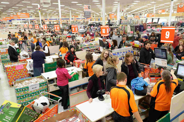 Các tín đồ mua sắm chỉ cách để tránh sập bẫy trong ngày Black Friday - Ảnh 3.
