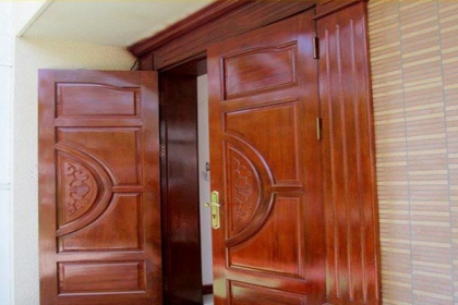 Cách chọn màu cửa gỗ hài hòa với nội thất