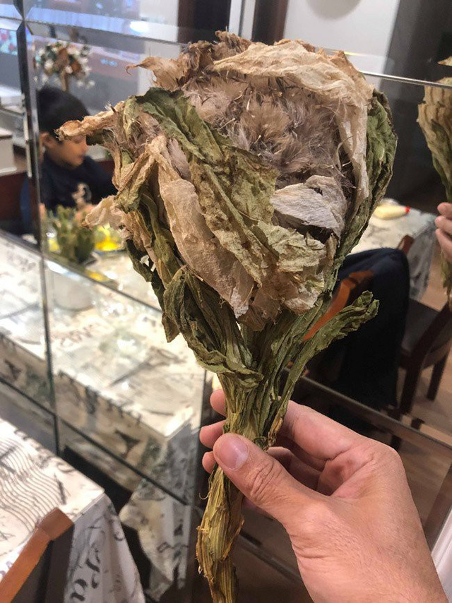  Một bông hoa khô này nhẹ tênh, chỉ khoảng 1 lạng/bông. Tuy nhiên, theo vị đại gia này cho biết, giá của nó về đến Việt Nam không dưới 5 triệu đồng/bông. 