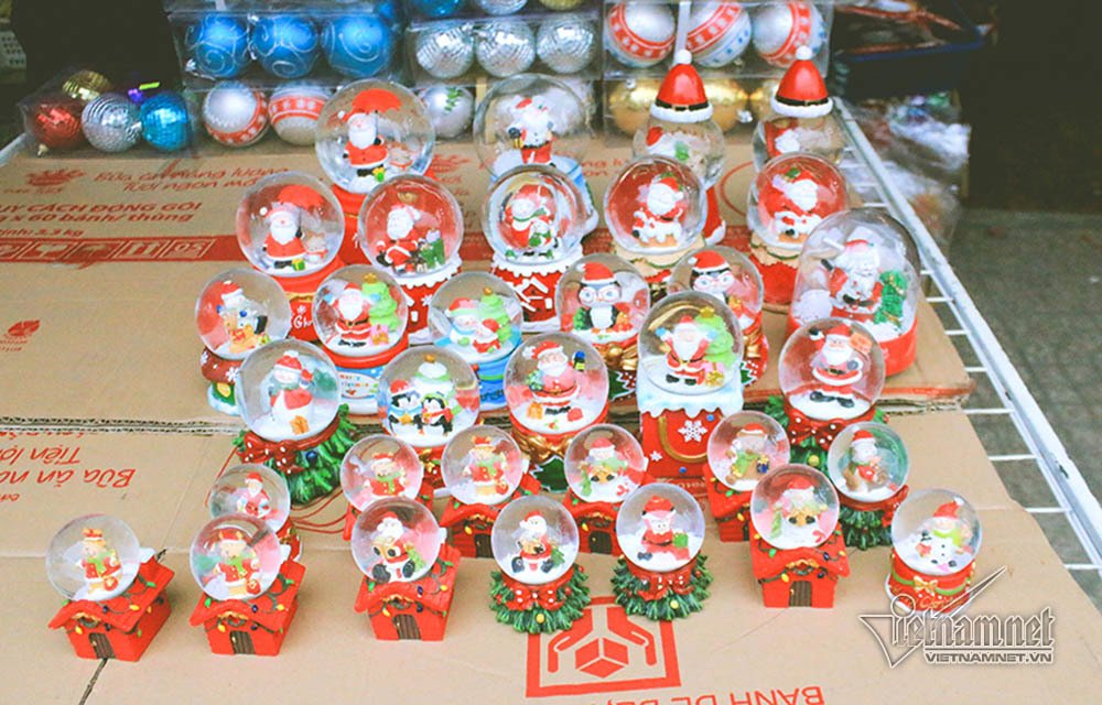 Nhộn nhịp mua sắm ở chợ Giáng sinh lớn nhất Sài Gòn