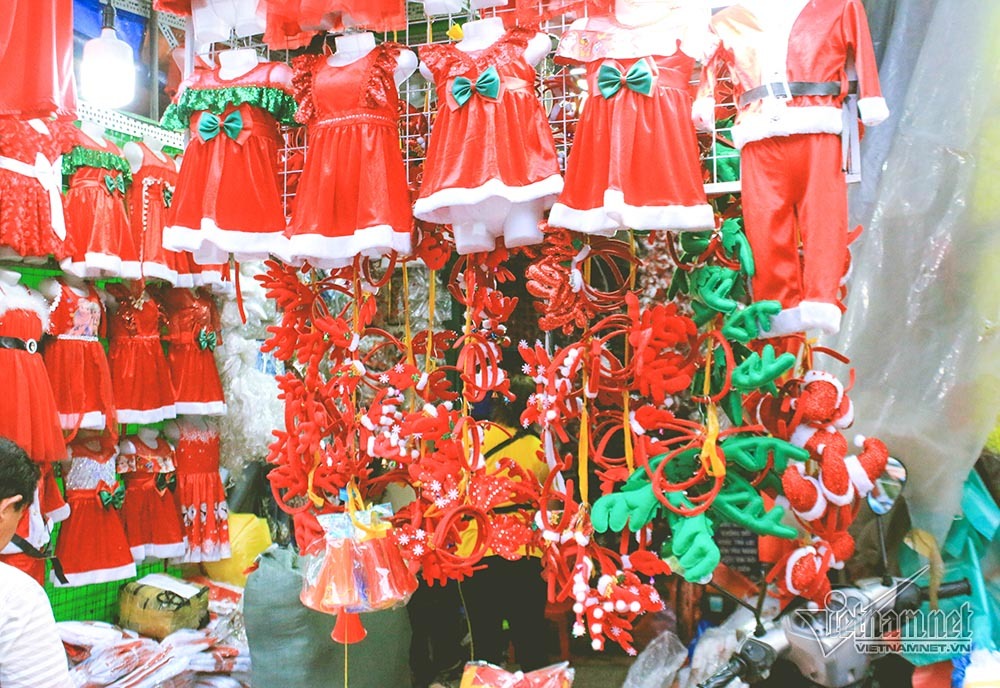 Nhộn nhịp mua sắm ở chợ Giáng sinh lớn nhất Sài Gòn
