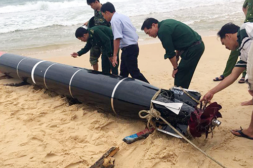 Vật thể mắc lưới ngư đân Phú Yên được đưa lên bờ. Ảnh: Thành Văn