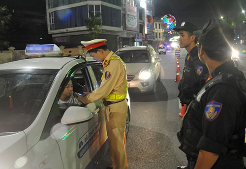 Cảnh sát giao thông Quảng Ninh trong một đợt phối hợp với cảnh sát cơ động kiểm tra nồng độ cồn tài xế ôtô. Ảnh: Minh Hải