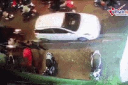 Clip toàn cảnh nữ tài xế Lexus đâm loạt xe la liệt ven hồ Tây