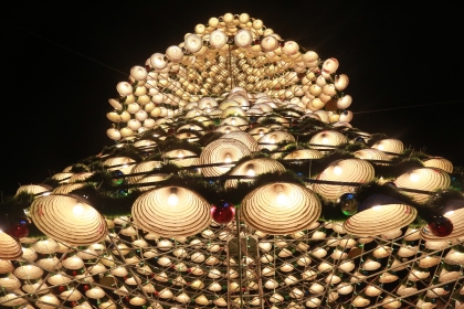 Cây thông Noel được làm từ 1.200 chiếc nón lá