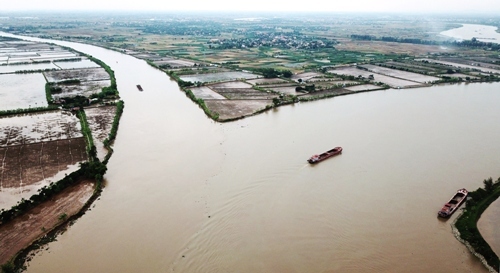 Tàu chở gạch Nam Định bị chìm tại ngã ba sông Văn Úc, Hải Phòng, khiến 2 vợ chồng chủ tàu mất tích. Ảnh: Giang Chinh