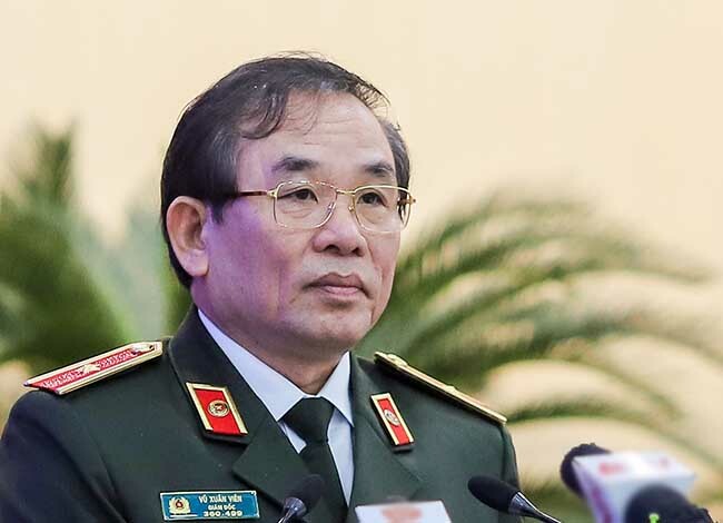Thiếu tướng Vũ Xuân Viên trả lời chất vấn. Ảnh: Nguyễn Đông.
