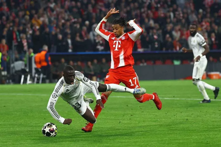 Mendy cae al césped en el Allianz Arena