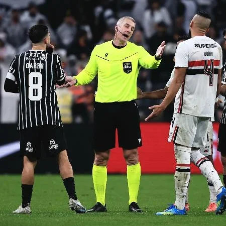 Anderson Daronco, árbitro de Corinthians e São Paulo, em ação durante jogo do Brasileirão